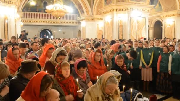 Pasen. Pasen liturgie in 2017, Ufa. Russisch-orthodoxe kerk — Stockvideo