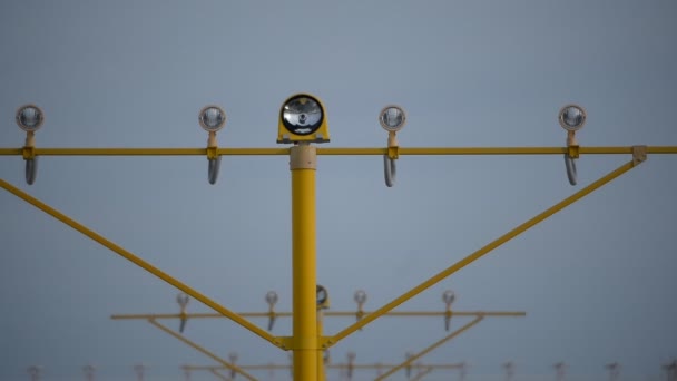 Luces de pista. Aterrizaje de una gran aeronave en el aeropuerto — Vídeo de stock