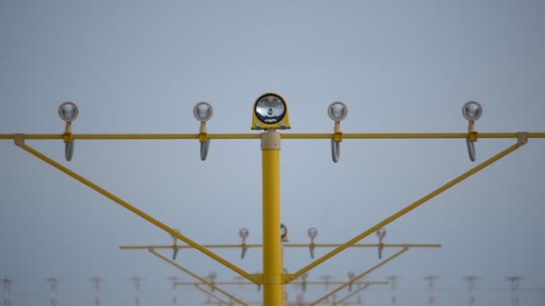 Start- und Landebahn leuchten. Landung eines großen Flugzeugs auf dem Flughafen — Stockvideo