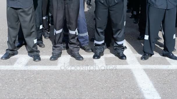 En prison. Prisonniers et gardiens sur le bâtiment. Système pénal russe . — Video