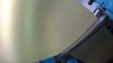 Kumertau, Rusya - 9 Nisan 2015: Fiberglas ile çalışma. Kumertau Havacılık Üretim kurumsal