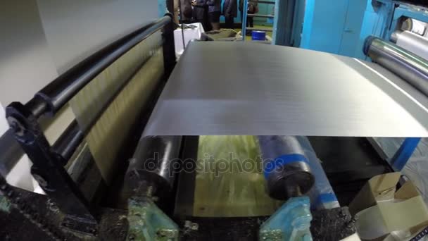 KUMERTAU, RÚSSIA - 9 de abril de 2015: Trabalhando com fibra de vidro. Empresa de Produção de Aviação Kumertau — Vídeo de Stock