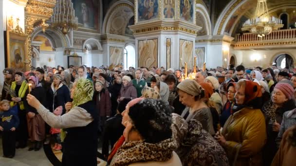 UFA, RUSSIE - 9 AVRIL 2017 : Cathédrale d'Oufa. Dimanche des Rameaux, fête orthodoxe, entrée de Jésus à Jérusalem — Video