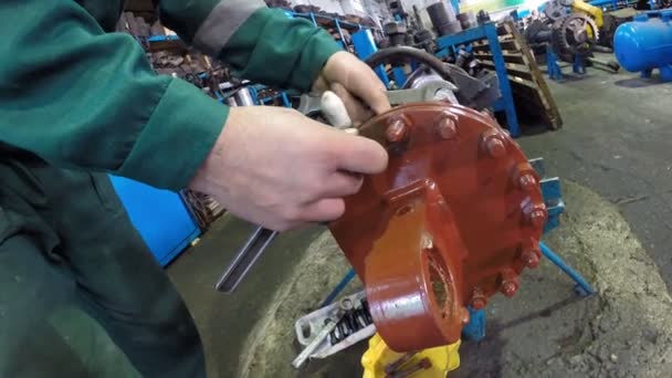 Vid den ryska metallbearbetning fabriken — Stockvideo