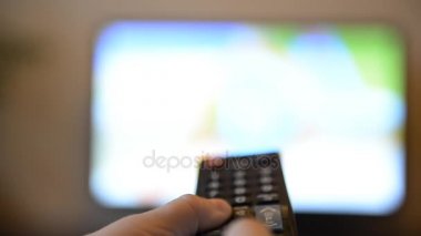 TV uzaktan kumandaya çocuk yakın çekim eller 
