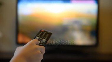 TV uzaktan kumandaya çocuk yakın çekim eller 