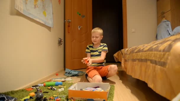 A boy of 8 years old, a strict dad and toys in an ordinary home setting — Stock Video
