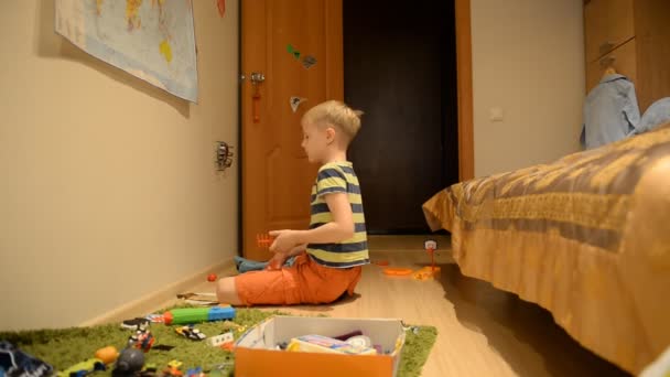 Un garçon de 8 ans, un père strict et des jouets dans un cadre familial ordinaire — Video