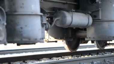 Bir yük treninin tekerlekli bir çift (tekerlekli arabası) yakın çekimi 