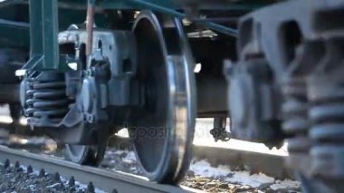 Bir yük treninin tekerlekli bir çift (tekerlekli arabası) yakın çekimi 