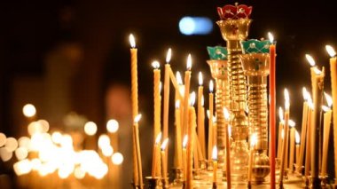 Kilisede mum. Rus Ortodoks Kilisesi 