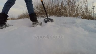 Onun yazlık bir sakini tarafından temizlik kar ve bitişik arsa. Kış, kar, banliyö hayat 