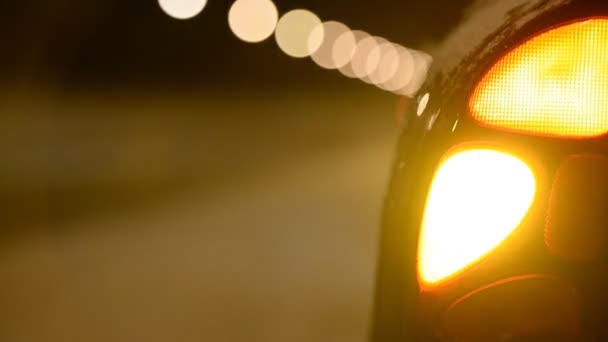 Alarmlar Geceleri Kış Yolda Araba Işıklar Yanıp Sönüyor — Stok video