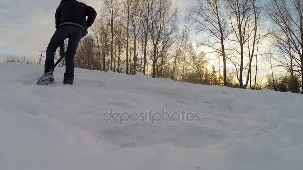 彼のコテージの居住者によってクリーニング雪と隣接するプロット 郊外での生活 — ストック動画