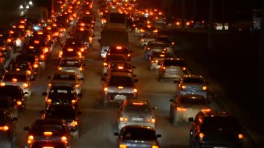 Ufa - 18 Şubat: Araba trafik sıkışıklığı karayolu üzerinde. Akşam, gece, Ufa, Rusya üzerinde 09 Şubat 2018 Far 