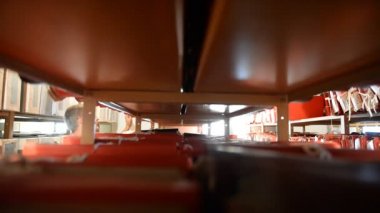 Tarihsel Arşiv deposunda. Dosyalarla dosyaları arasında bir adam İnşaat 