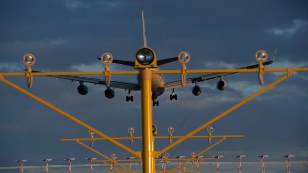 Feux de piste. Atterrissage d'un gros avion à l'aéroport 