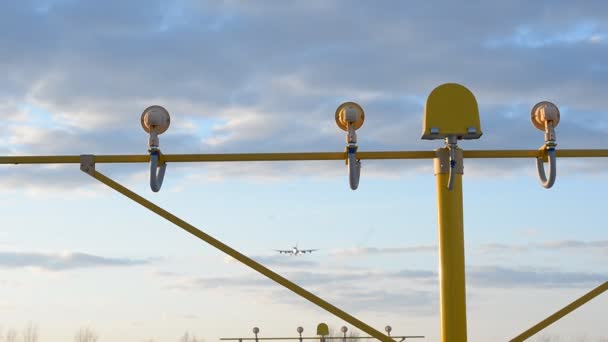 Feux de piste. Atterrissage d'un gros avion à l'aéroport  