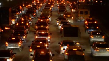 Ufa - 18 Şubat: Araba trafik sıkışıklığı karayolu üzerinde. Akşam, gece, Ufa, Rusya üzerinde 09 Şubat 2018 Far 
