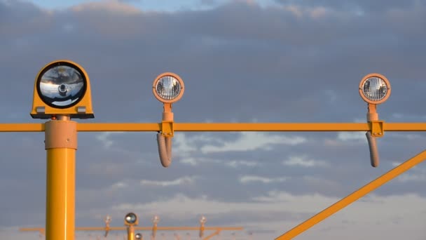Feux de piste. Atterrissage d'un gros avion à l'aéroport  