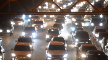 Ufa - 18 Şubat: Araba trafik sıkışıklığı karayolu üzerinde. Akşam, gece, Ufa, Rusya üzerinde 09 Şubat 2018 Far 