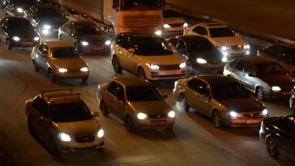 2月18日 公路上的汽车交通堵塞 车灯在2018年2月09日在乌发 — 图库视频影像