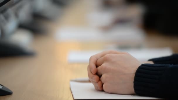 Mannen Handen Tafel Zakelijk Gesprek Vergadering — Stockvideo