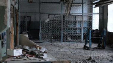 Terk edilmiş ve harap olmuş fabrikanın içinde (üretim alanı, girişim) 