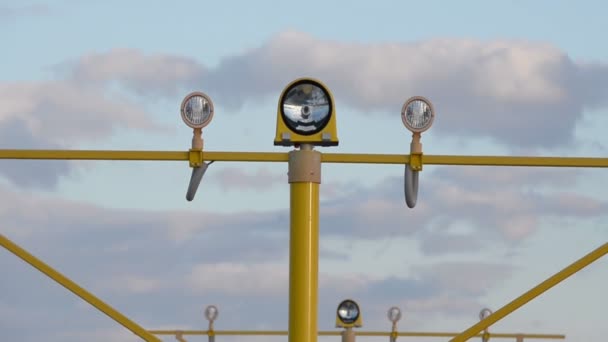 Feux de piste. d'un gros aéronef à l'aéroport  