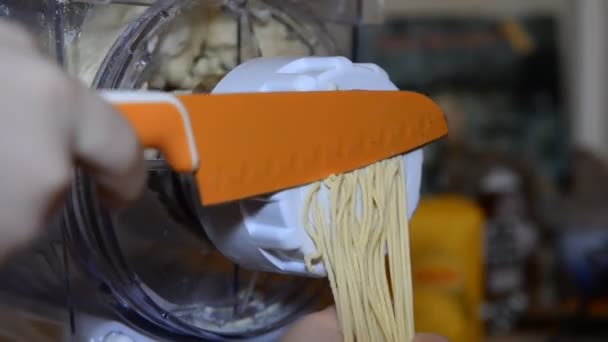 A házi tészta gép dolgozik. Főzés spagetti, otthoni főzés