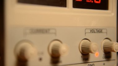 Elektronik, cep telefonları, bilgisayarlar, mikroçipler tamir atölyesinde Dc güç kaynağı
