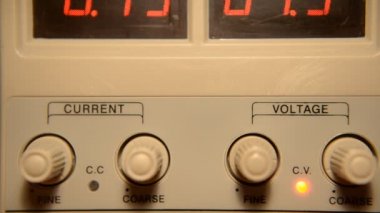 Elektronik, cep telefonları, bilgisayarlar, mikroçipler tamir atölyesinde Dc güç kaynağı