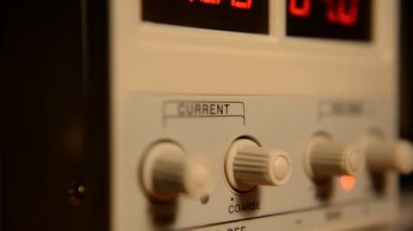 Elektronik, cep telefonları, bilgisayarlar, mikroçipler tamir atölyesinde Dc güç kaynağı
