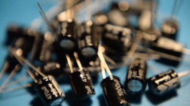 Elektrolitik kondansatörleri kapatın. Elektronik cihazların bileşenleri, bilgisayarlar. Radyo parçaları