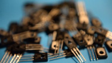 Yakın plan Semistor, transistör. Elektronik cihazların bileşenleri, bilgisayarlar. Radyo parçaları
