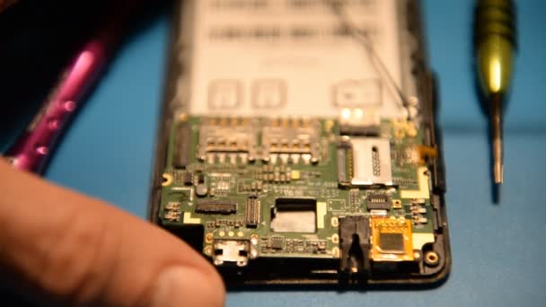 Close Tekniker Hånd Reparation Smartphone Bundkort Ved Lodning Laboratoriet Begrebet – Stock-video