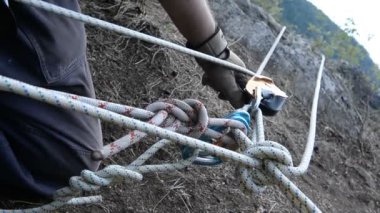 Teknik Dulfer. Sabit bir halat boyunca güvenlik aygıtı ve sürükleyici bir birim kullanarak alçalın.