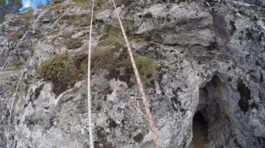 Teknik Dulfer. Sabit bir halat boyunca güvenlik aygıtı ve sürükleyici bir birim kullanarak alçalın.