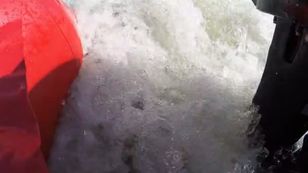 모터보트가 호수를 가까이서 돌진하는 — 비디오