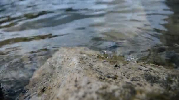 湖岸的岩石 平静的波浪 — 图库视频影像
