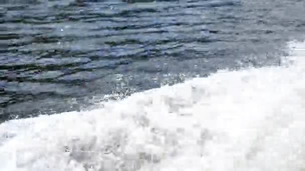 Теплоход Мчится Озеру Крупным Планом — стоковое видео
