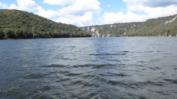 Bateau à moteur se précipitant le long du lac gros plan