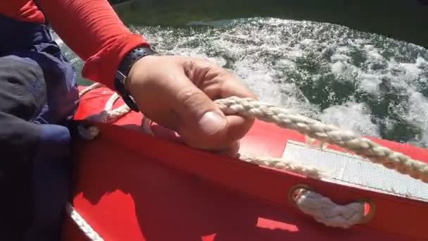 Bateau à moteur se précipitant le long du lac gros plan