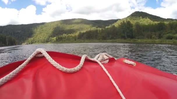 Motor Perahu Bergegas Sepanjang Danau Close — Stok Video