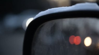 Gece Otomobili Karayolu Kenti dış aynada. Kış