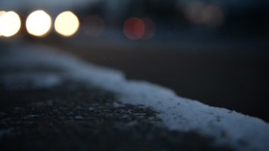 Gece Otomobili Karayolu Kenti dış aynada. Kış