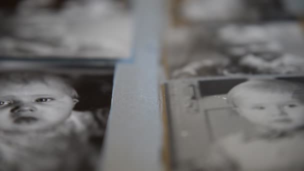 ロシアのウファ 2015年2月15日 ロシアのウファで 1970年2月14日から1980年2月14日にかけて ロシアのウファで開催された子供 写真付きの古い写真アルバムを残す — ストック動画
