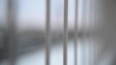 Bir yük treninin tekerlekli bir çift (tekerlekli arabası) yakın çekimi