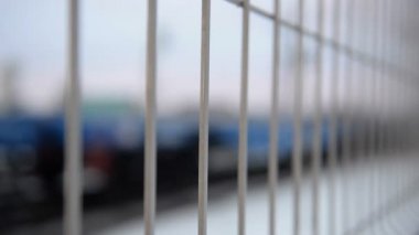 Bir yük treninin tekerlekli bir çift (tekerlekli arabası) yakın çekimi