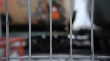 Bir yük treninin tekerlekli bir çift (tekerlekli arabası) yakın çekimi
